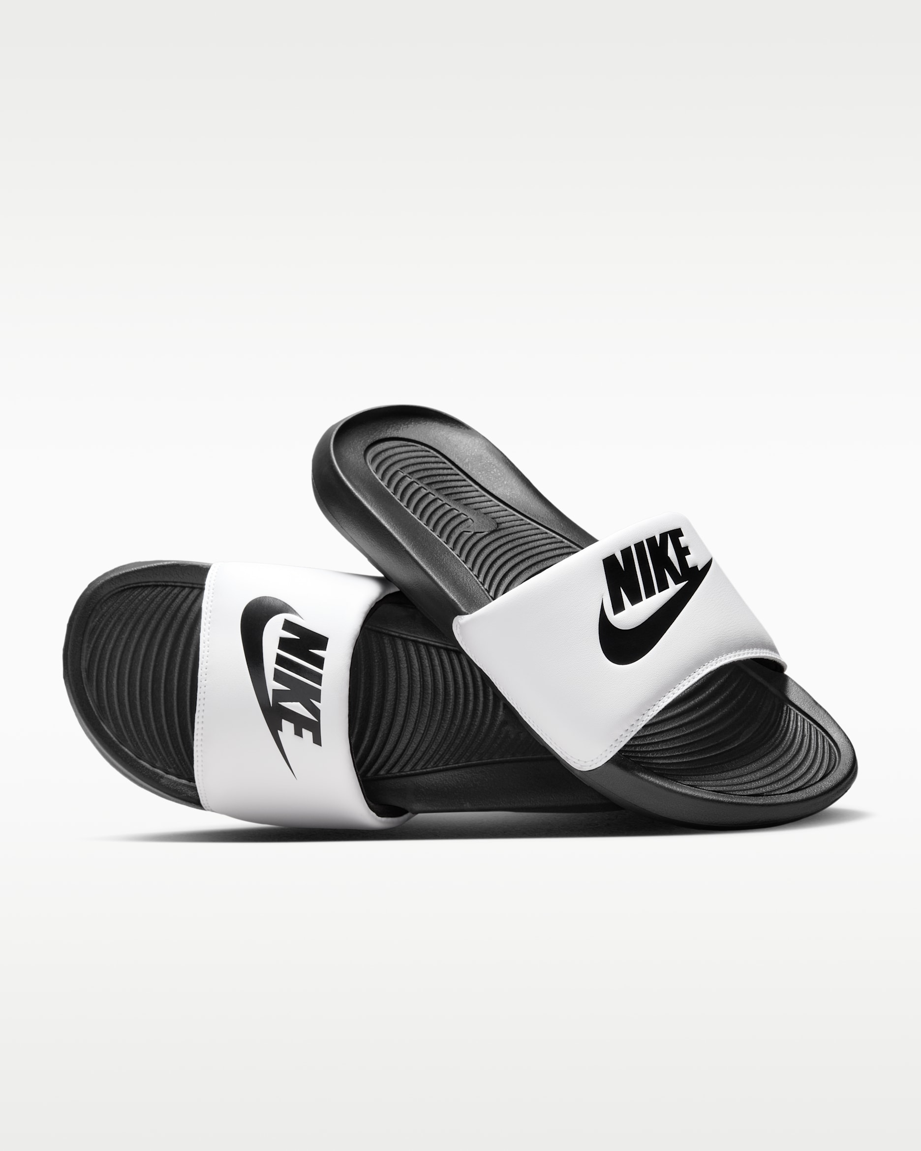 サンダルみたいなスリッポン NIKE ビクトリー ワン
